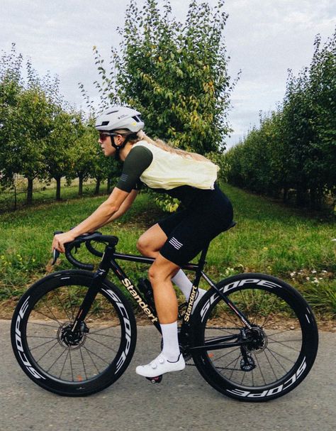 Triathlon Aesthetic, Mtb Cycles, Cycling Inspiration, Cycling Girl, Bike Aesthetic, Women Cycling, Cycling Kit, Cycling Fashion, Bike Style