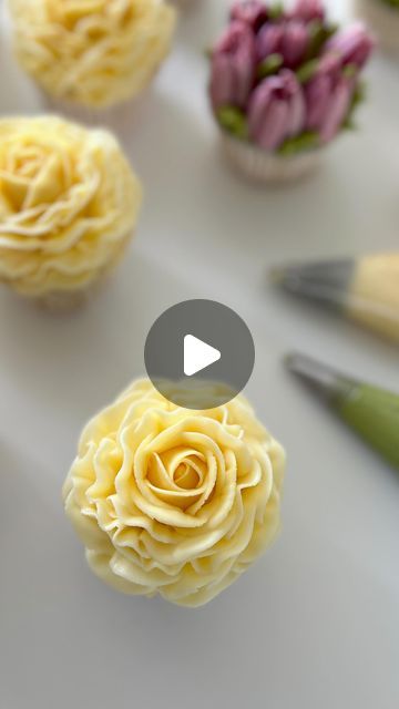 Rachelles on Instagram: "LOVE MY JOB  Would you like to learn to pipe beautiful florals from buttercream? Don’t be intimidated, you really can do this! Most of my students are beginners, I can guide you step by step in my online or face to face classes. *Be warned * It’s addictive. Dont blame me if you need to come back for more 😁 There are far worse things you can be addicted to! Rachel x  PS. Link to my cake school in my bio ➡️ www.rachelles.co.uk  ➡️ colour used, egg yellow by @sugarflaircoloursltd   .  . #cakeart #art #flowers #flowersofinstagram  #buttercream #buttercreamart #edibleflowers #pipingskills #pipedflowers #floralpiping #likes4likes  #cakemasters #buttercreamflowers #trending #weddingcupcake #love #reels #icing #tutorials #celebrationcake #cakedesigner #beautifulcakes #foo Butter Cream Flowers Tutorial, Buttercream Flowers Tutorial Step By Step, Yellow Flower Cupcakes, Face To Face Classes, Icing Tutorials, Piped Flowers, My Cake School, Buttercream Flowers Tutorial, Piping Buttercream