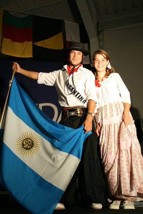 Paisanos argentinos / gauchos argentinos /  culture Argentina / vestimenta tradicional Argentina / Argentinian traditional dress Argentina Clothing, Fancy Dress Ideas, Argentina Culture, World Thinking Day, Culture Clothing, Traditional Dress, Dress Ideas, Modern Fashion, Dress Codes