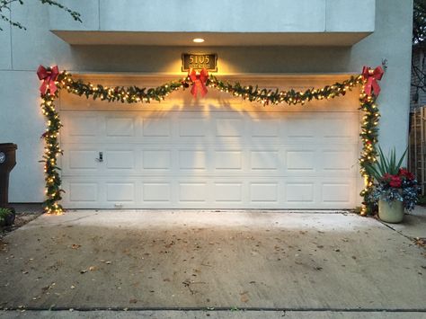 Garage door decorations Garage Door Christmas Decorations, Exterior Christmas Lights, Outdoor Garage Lights, Outdoor Christmas Planters, Christmas Lights Outside, Outside Christmas Decorations, Hanging Christmas Lights, Christmas House Lights, Pallet Christmas Tree