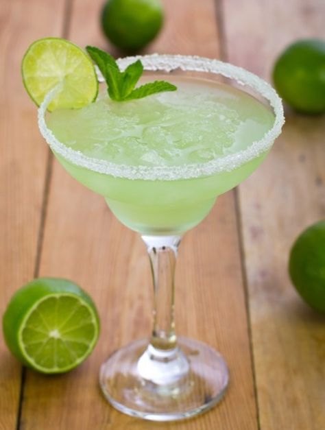 Summer drinks are meant to be a refreshing reprieve from the sweltering sun of Summer. Otherwise, drinking during this time of the year can lead to being hot and overly red in the face. Don’t let that be you, here are the top 10 Summer drinks you have to have.    #summer #summerdrinks #cocktails Cocktail Margarita, Best Margarita Recipe, Frozen Drink Recipes, Different Kinds Of Fruits, Long Island Iced Tea, Classic Margarita, Margarita Cocktail, Sweet Citrus, Orange Spice