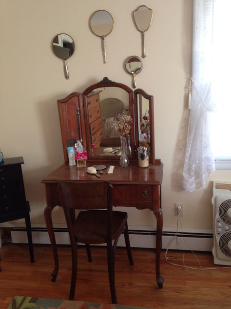 Vintage vanity and mirrors ! Love! 1920s Vanity With Mirror, Vanity Mirror Vintage, Small Vintage Vanity, Vintage Vanity Aesthetic, Spot Light Photoshoot, Vintage Makeup Vanity, Cozy Room Ideas, Vanity Aesthetic, Room Ideas For Men