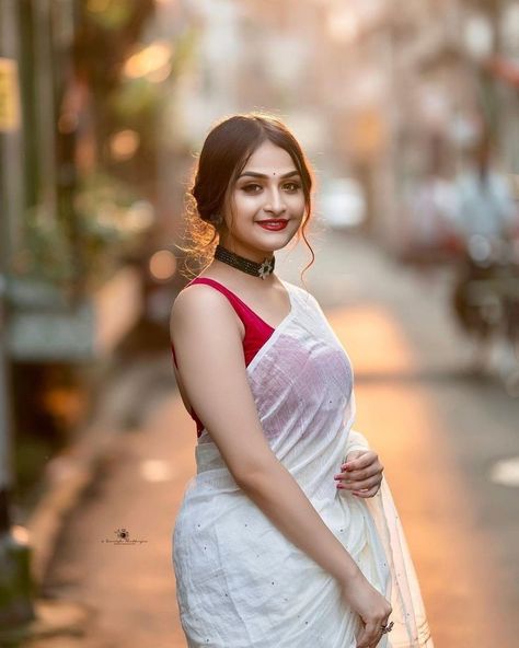 Saree Poses, Saree Photoshoot, Beautiful Photoshoot, Photography Poses Women, Beautiful Women Over 40, Beautiful Smile Women, Pics Art, Indian Beauty Saree, Image Hd