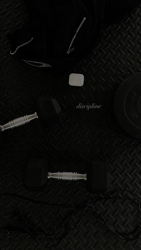 Black And White Gym Wallpaper, Working Out Dark Aesthetic, Dark Gym Asethic, Workout Iphone Wallpaper, Black And White Workout Aesthetic, Dark Gym Aesthetic Women, Dark Workout Aesthetic, Black Fitness Aesthetic, Workout Aesthetic Black Women