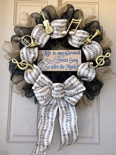 Music Themed Wreaths, Music Theme Christmas Decorations, Music Wreath Ideas, Music Themed Christmas Decor, Wreath Themes, Music Wreath, Graduation Wreath, Unique Wreaths, Teacher Wreaths