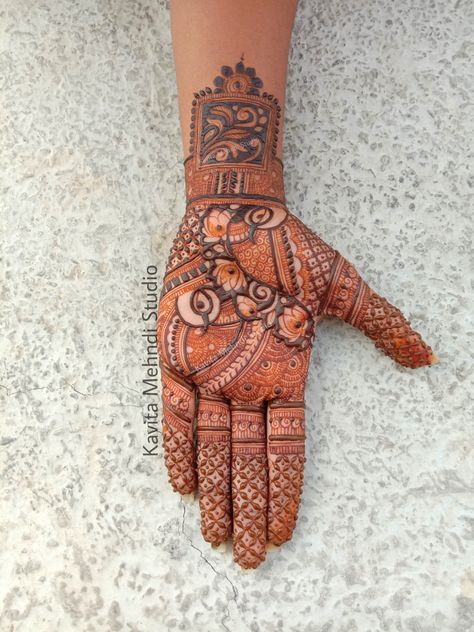 Side Henna Designs, Western Mehndi, Sider Mehndi, Palm Mehendi, Karva Chauth Mehndi Designs, Indian Mehendi, Hand Practice, Arabic Mehandi, Western Couple