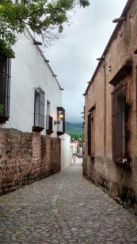 callejón del beso en Alamos Albuquerque New Mexico Aesthetic, Albuquerque Old Town, Zocalo Mexico City, Acoma Pueblo, Taos Pueblo, Foto Ideas Instagram, Future Travel, Vision Board, Road