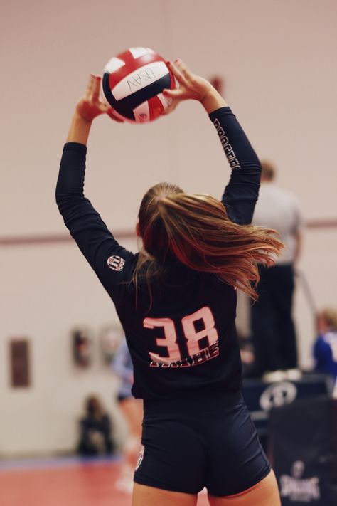 Volleyball | setter | club volleyball | action shot | sports photography Setter Volleyball, Volleyball Team Pictures, Sports Photoshoot, Volleyball Photography, Volleyball Set, Volleyball Senior Pictures, Volleyball Setter, Volleyball Photos, Volleyball Poses