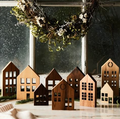 Diy Christmas Home Decor, 3d Tiskárna, Small Wooden House, Farmhouse Pottery, Winter Village, Christmas Decor Inspiration, Christmas Interiors, Wooden Houses, Old World Christmas