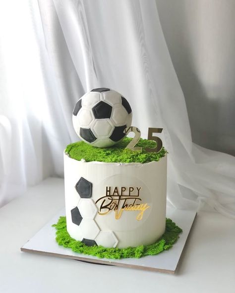 Soccer Fondant Cake, Soccer Cake For Men, Cake Decorating Football, Soccer Football Cake, Football Cake For Men, Simple Football Cake, Simple Cake Design For Boys, Soccer Cake Ideas For Men, Football Cake Ideas For Men