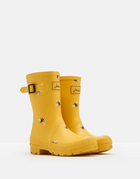 Mantel Outfit, Yellow Raincoat, Wellies Boots, Wellington Boot, Womens Rain Boots, Rubber Boot, Wellington Boots, Raincoats For Women, Leather Chelsea Boots