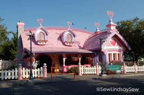 Minnie Mouse's House in Toontown Disneyland Toontown, Minnie Mouse House, Fairy Tale Cottage, Kindergarten Projects, Mouse House, Disney Things, Little Bo Peep, Bo Peep, House Mouse