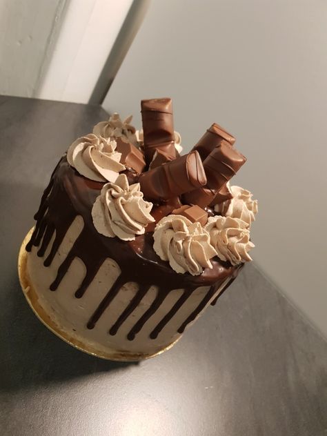 Layer cake kinder bueno Kinda Bueno Cake, Kinder Bueno Cake Birthday, My Berry First Birthday, Brand Cake, Bueno Cake, Chocolate Birthday Cake Decoration, Mothers Day Cookies, Chocolate Bar Cakes, Chocolate Oreo Cake