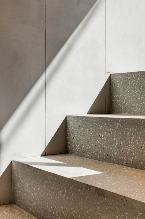 Terrazzo Stairs, Kitchen Under Stairs, Front Stairs, Tile Stairs, Concrete Stairs, Stairway Design, Stair Handrail, Concrete House, Interior Stairs