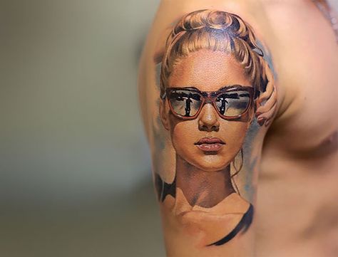 3d Tattoo - The reflection in her glasses is just perfect!! Love it Biomechanical Tattoos, Best 3d Tattoos, Tatoo 3d, Planet Tattoo, Pocket Watch Tattoos, Master Tattoo, Russian Tattoo, Hyper Realistic Tattoo, Girl Face Tattoo