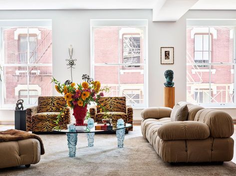 Designer Jessie Schuster balances whimsy and serenity in her spacious Manhattan home. #modernist #nycloft #soholoft #modernistlivingroom #tigerprintchairs #elledecor Soho Apartment, Manhattan Loft, Modern Italian Design, Soho Loft, A Dark Room, New York Homes, Loft Apartment, Italian Furniture, Dark Room