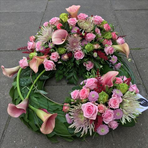 Budget Friendly Wedding Centerpieces, Cemetery Decorations, Grave Decorations, Christmas Table Centerpieces, Memorial Flowers, Flower Arrangements Simple, Easter Flowers, Modern Flower, Arte Floral