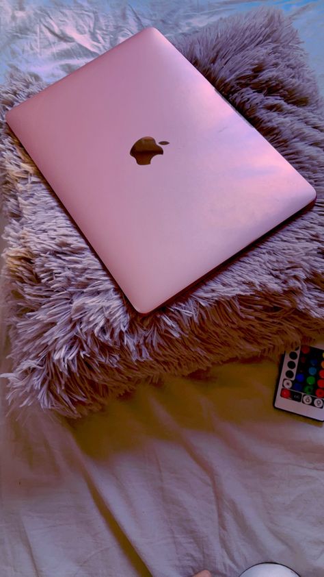 Pink Apple Laptop, Pink Macbook Aesthetic, Laptops Aesthetic, Devices Aesthetic, Imac Laptop, Apple Laptop Macbook, Pink Macbook, Macbook Air Laptop, Apple Macintosh