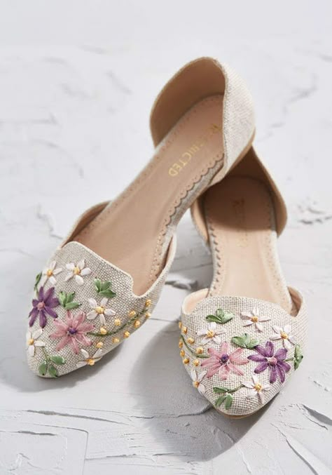 No_brand_shown Well-Stepped Floral Loafer Kasut Kahwin, Indian Sandals, Punjabi Jutti, Strappy Sandals Flat, Embroidery Shoes, Studded Heels, Girly Shoes, Family Fashion, Prom Shoes