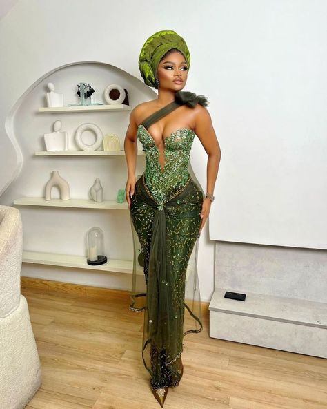 Asoebi Corset Lace Styles, African Lace Outfits For Women, Green Nigerian Wedding, Asoebi Styles Lace, Extravagant Dresses, Veekee James, Nigerian Traditional Dresses, Nigerian Lace Dress, Aso Ebi Lace Styles