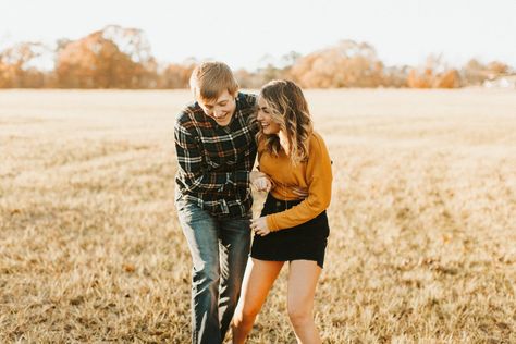 How To Get Candid Reactions During Your Couples Photo Sessions - jessicavickers.com Boutique Logo Design, Engagement Pictures Poses, Photography Themes, Couples Photo, Couples Session, Couples Photos, Couple Photography Poses, Couple Shoot, Photo Tips