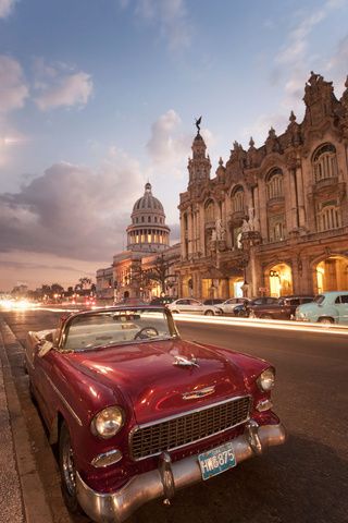 La Habana (Cuba) Old cars Cuba Cars, Cuba History, Havana Nights, America Latina, Cuba Travel, Varadero, Havana Cuba, Old Car, Photo Vintage