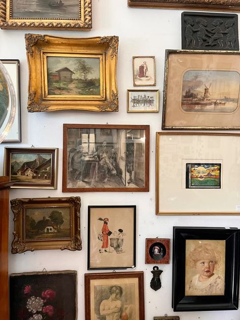 Gallery wall inspo, vintage wall, old frames aesthetic, antique picture ideas @elladoug04 Antique Pictures, Old Frames, Vintage Aesthetic, Vintage Walls, Gallery Wall, Frame