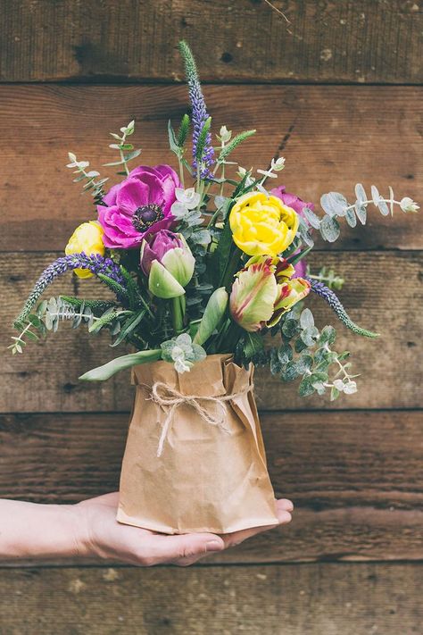 Flowers in a bag Deco Floral, Live Simply, Arte Floral, Brown Paper, Beautiful Blooms, Ikebana, Love Flowers, Cut Flowers, My Flower