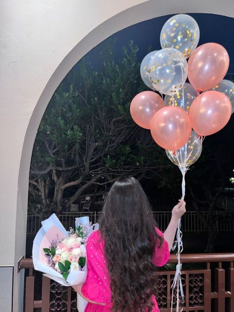 Photo With Balloons, Birthday Poses For Instagram, Couple Photoshoot Outfits, Birthday Poses, Celebrity Icons, Simple Birthday Decorations, Cute Birthday Pictures, Cute Hair Colors, 21st Birthday Photoshoot