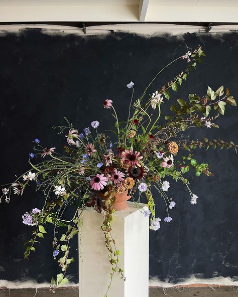 Lemon and lime and the palest blush; an asymmetric arrangement made this time a couple of summers ago. Great foliage - a mix of yellowing… | Instagram Red Dalia, Aesme Studio, Dalia Flower, Flower Magic, Flower School, Grey Skies, Chrysanthemum, Red Flowers, Dahlia