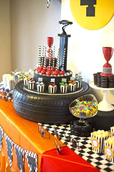 برق بنزين, Auto Party, 4de Verjaardag, Hotwheels Birthday Party, Birthday Party Table Decorations, Hot Wheels Party, Hot Wheels Birthday, Party Cupcakes, Cars Birthday Party Disney