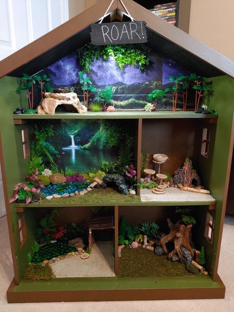 Outdoor Dolls House, Diy Dinosaur Play Area, Dinosaur Play Ideas, Dinosaur Dolls House, Dinosaur Room Ideas Diy, Dino Dollhouse, Diy Boys Dollhouse, Dinosaur Dollhouse, Dinosaur Doll House Diy