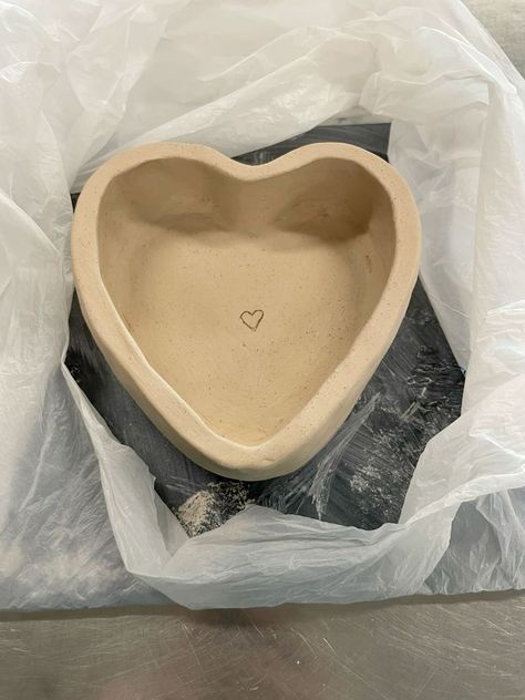 Clay Date Ideas Made Easy: Perfect for Beginners and Experts Aesthetic Clay Bowl, Pinch Pots Easy, Heart Pinch Pot, Pinch Pots Ideas, Pinch Pot Ideas, Clay Date, Heart Clay, Aesthetic Heart, Clay Heart