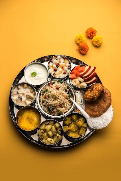 Navratri upwas thali / fasting food plat... | Premium Photo #Freepik #photo #food-platter #indian-cuisine #indian-food #indian-dish Fasting Food, Tiffin Service, Navratri Recipes, Kulfi Recipe, Food Platter, Naan Recipe, Veg Dishes, Food Platters, Food Poster