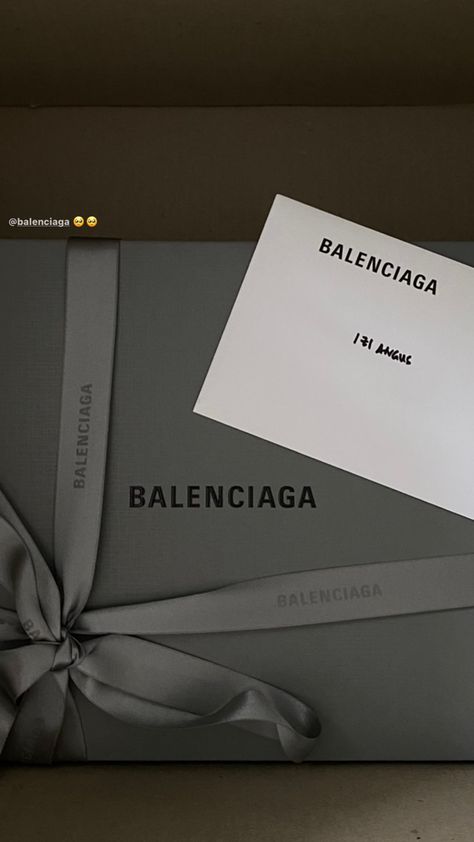 Balenciaga Packaging, Diptyque Perfume, Paper Carrier Bags, Luxury Birthday Gifts, Paper Bag Design, Pretty Hurts, Luxury Packaging Design, Clothing Packaging, Luxury Lifestyle Women