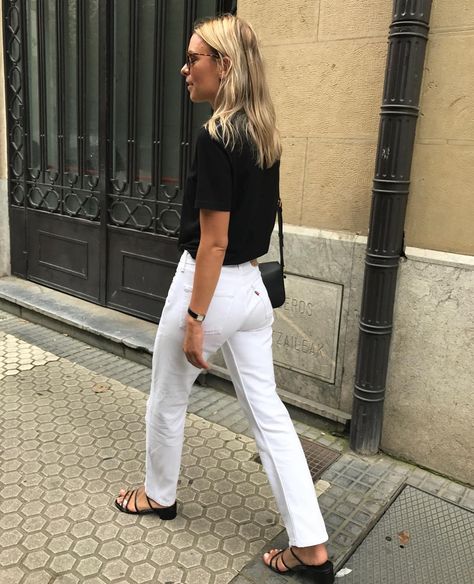 How to Wear White Jeans Like a French Girl How To Wear White Jeans, White Jeans Outfit, Black Tees, Skandinavian Fashion, Summer Outfit Inspiration, Winter Trends, Black Women Fashion, Jeans Outfit, 가을 패션