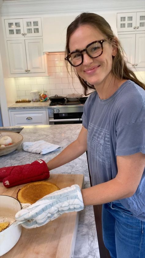 118k Likes, 4,600 Comments - Jennifer Garner (@jennifer.garner) on Instagram: “I call my mom every time I make cornbread—even though I’ve written the recipe in every notebook,…” Grandmas Cornbread Recipe, Easy Tomato Sauce, How To Make Buttermilk, Corn Bread Recipe, Call My Mom, Cooking Together, Bradley Cooper, Potato Casserole, Jennifer Garner