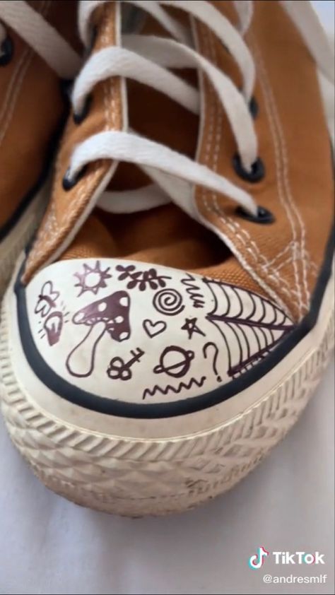 Converse Drawing, Doodle Shoes, Sharpie Shoes, Cute Converse Shoes, Converse Design, Grunge Shoes, Converse Aesthetic, Cute Converse, Custom Shoes Diy