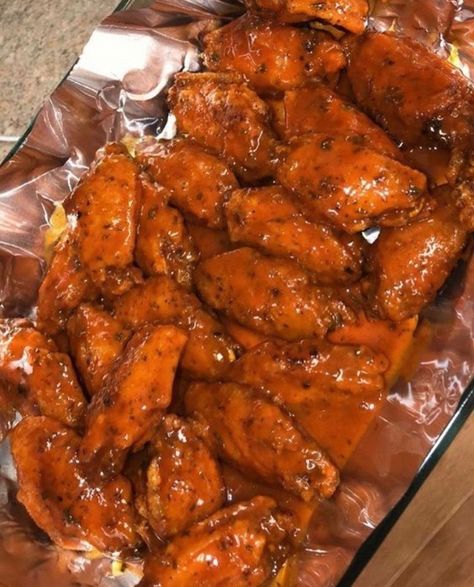 Hot wings Resep Starbuck, Junk Food Snacks, Food Babe, Hot Wings, Food Therapy, Yummy Comfort Food, Food Goals, Food Obsession, Pretty Food