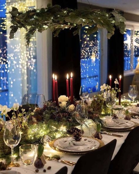 25 Elegant Christmas Table Decorating Ideas For A Festive Holiday Christmas Dining Table Decorations, Elegant Christmas Table, Elegant Christmas Dinner, Dinner Table Set Up, Christmas Dinner Table Settings, Dining Table Decorations, Christmas Dining Table Decor, Christmas Dining Table, Christmas Dinner Table