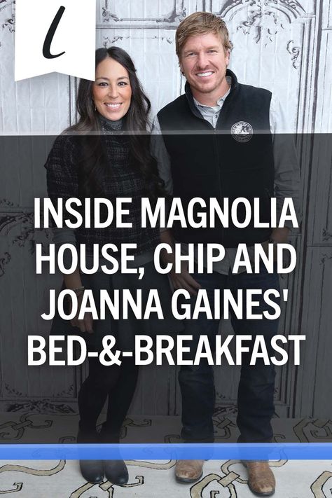 Step inside the enchanting world of Magnolia House, where the magic of Chip and Joanna Gaines' design expertise comes to life. 🌿This retreat in Waco, TX is the perfect blend of comfort and style!🛏️ Joanna Gaines Sisters, Magnolia Homes Joanna Gaines, Crew Gaines, Joanna Gaines Home, Joanna Gaines Bedroom, Johanna Gaines, Magnolia Market Joanna Gaines, Joanna Gaines Design, Joanna Gaines House