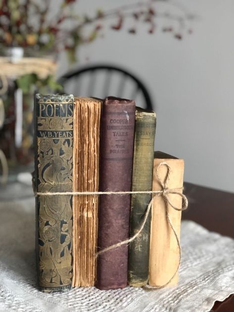 Simple Spring Cake, Vintage Antique Decor, Spring Cake Decorating, Book Vignettes, Decorating With Old Books, Old Books Decor, Antique Bedroom Decor, Decorating With Vintage Items, French Antique Decor