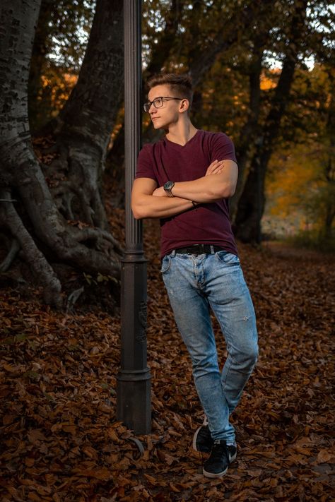 Park Photoshoot Ideas Men, Park Photoshoot Men, Men Photoshoot Poses Outdoor, Autumn Poses, Autumn Photoshoot, Best Profile Pictures, Men Photoshoot, Senior Photoshoot, Fall Photoshoot