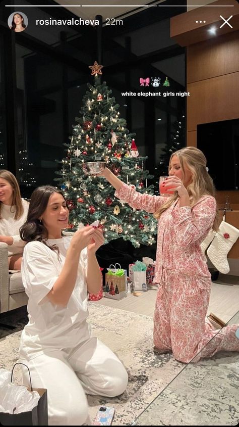 White Elephant Aesthetic, Christmas Vibes Friends, Christmas Party Pics, Christmas Pyjama Aesthetic, Christmas Girls Night Aesthetic, Christmas Insta Pics, Friends Christmas Party Aesthetic, Christmas Night With Friends, That Girl Christmas