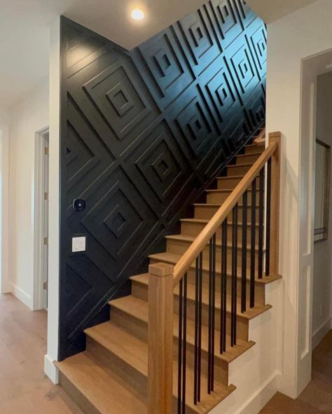 Staircase Accent Wall, Black Accent Wall, Accent Wall Panels, Carpet Staircase, Black Accent Walls, Glamour Decor, Wall Paneling Diy, Accent Wall Designs, Black And White Tiles