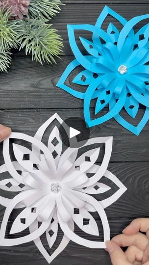 Easy Paper Snowflakes, Diy Snowflake Decorations, Snowflakes Paper, Paper Snowflakes Diy, Paper Christmas Decorations, Paper Christmas Ornaments, Studio Diy, Paper Craft Tutorials, Handmade Paper Crafts