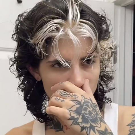 Messy Mullet Women, Masc Lesbian Haircut Medium Length, Long Masc Hairstyles, Short Masc Hairstyles For Women, Cool Masc Haircuts, Short Curly Nonbinary Hairstyles, Hair Dye Ideas For Mullets, Wolfcut Masculine, Medium Grunge Haircut