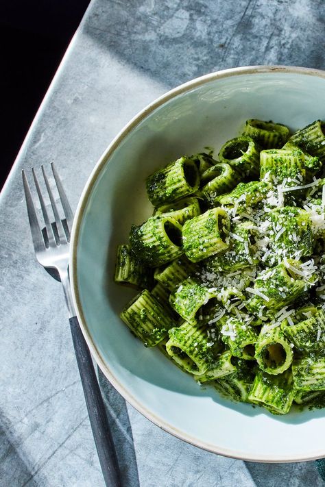 Kale-Sauce Pasta Recipe - NYT use zuccini or miracle noodles Kale Sauce, Green Goddess Pasta, Vegetarian Pasta Sauce, Recipes Kale, Kale Pesto Pasta, Kale Pasta, Recipe Pasta, Kale Pesto, Sauce Pasta