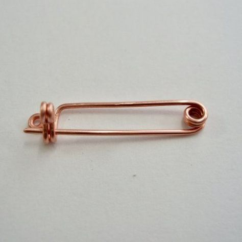 How to make a fibula or simple brooch pin ~ Wire Jewelry Tutorials #JewelryIdeas Wire Brooch, Jewelry Making Patterns, Wire Spiral, Wire Jewelry Earrings, Wire Clasp, Making Patterns, Cotton Jewelry, Rings Ideas, Wire Jewelry Tutorial