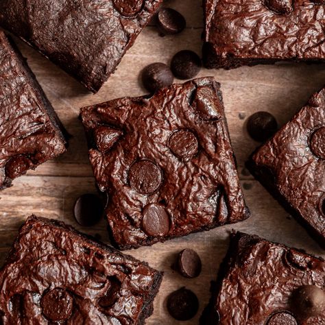 Classic brownies turned plant-based and oil free! These WFPB vegan oil free brownies are just seven ingredients. With a gluten-free option! Brownie Recipes With Oil, Brownies With Vegetable Oil, Plant Based Brownies, Wfpb Recipes No Oil Dessert, Whole Food Plant Based Brownies, Classic Brownies, Wfpb Vegan, Whole Foods Plant Based, Iced Pumpkin Spice Latte